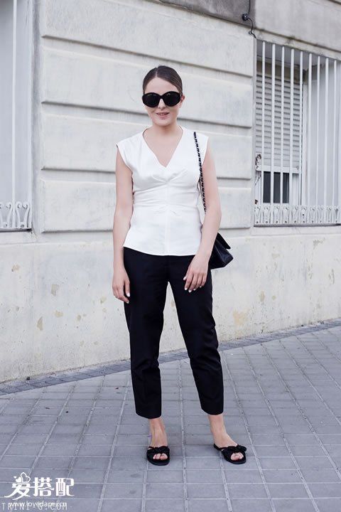 白色上衣+黑色长裤 夏季黑白配也能如此的高级